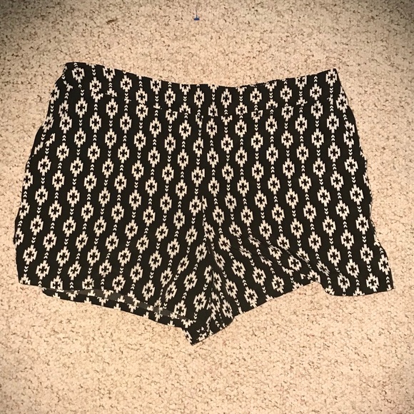 Forever 21 Pants - ✔️ F21 tribal print shorts
